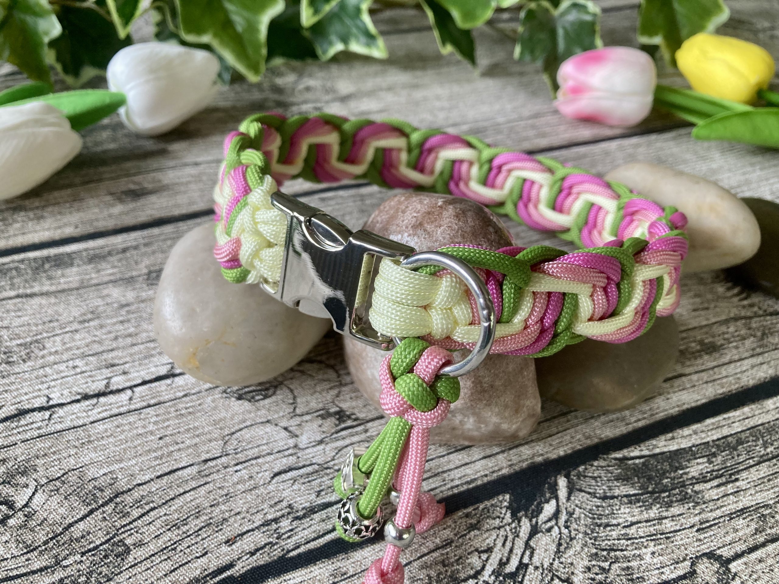 2024-05-07 18.05.00-1 Hundehalsband aus handgeflochtenem Paracord in Farbkombi SpringBlossom – Bild 3