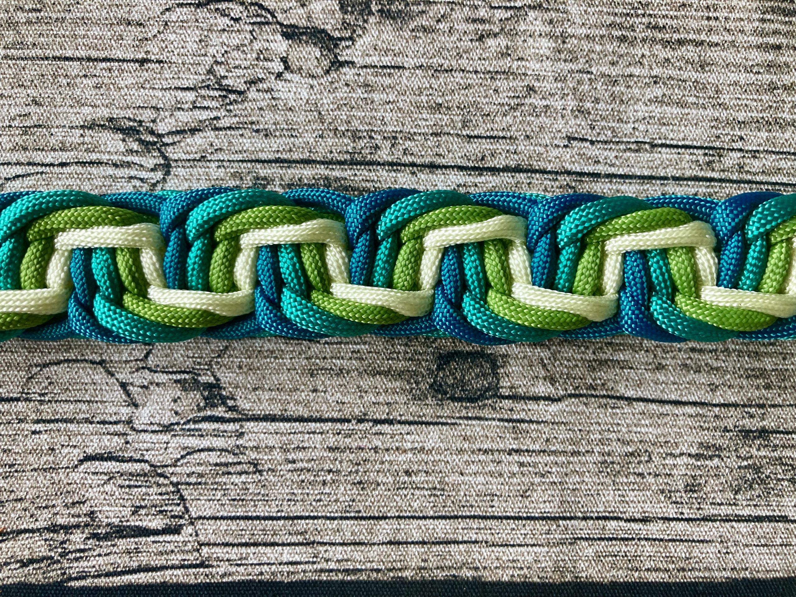 2024-05-07 18.09.40-1 Hundehalsband aus handgeflochtenem Paracord in Farbkombi LovelyPond – Bild 4