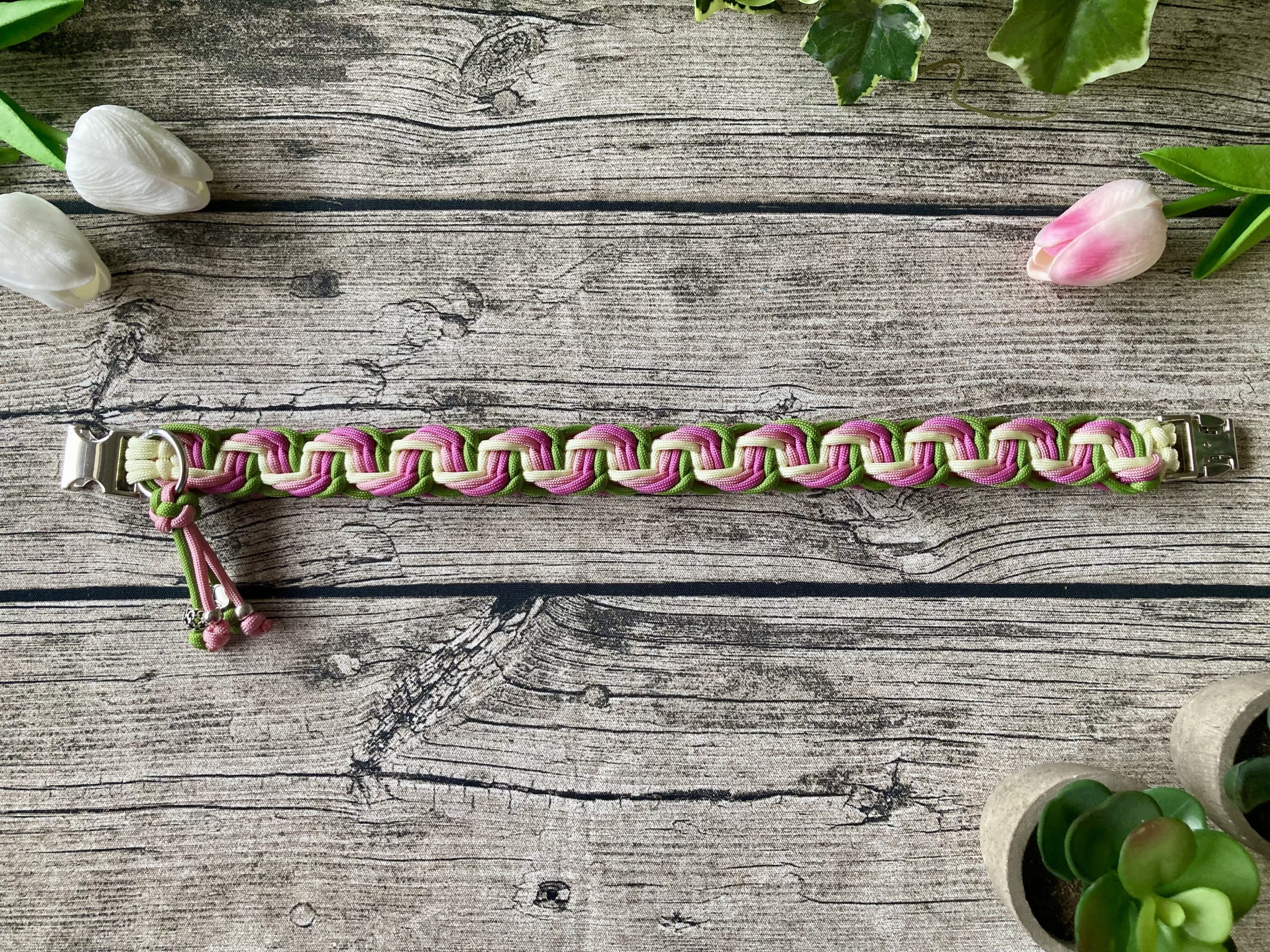 2024-05-07 18.13.44-1 Hundehalsband aus handgeflochtenem Paracord in Farbkombi SpringBlossom – Bild 4