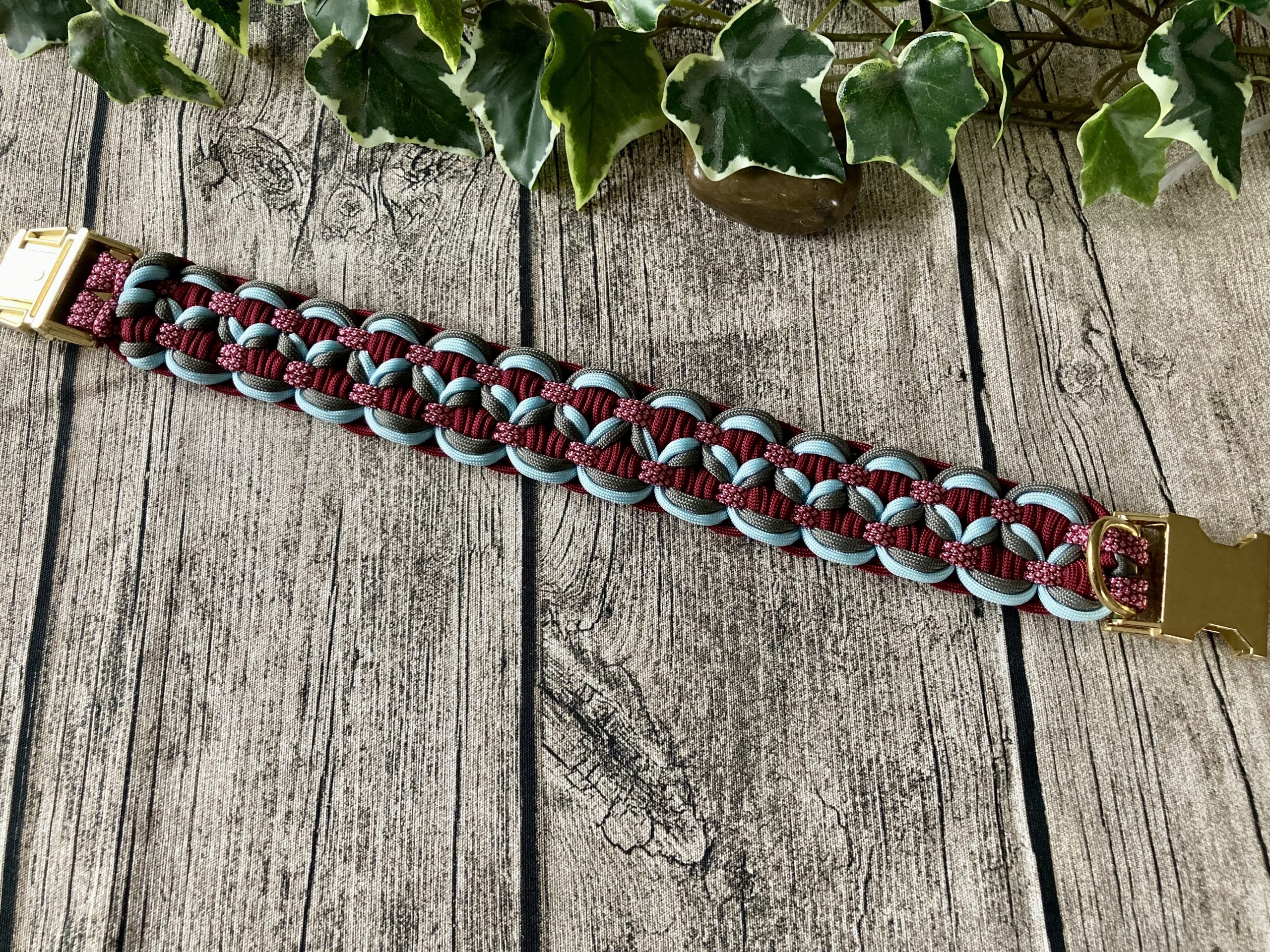 2023-11-17 11.50.13 Breites Hundehalsband aus handgeflochtenem Paracord in Farbkombi HappyDay – Bild 4
