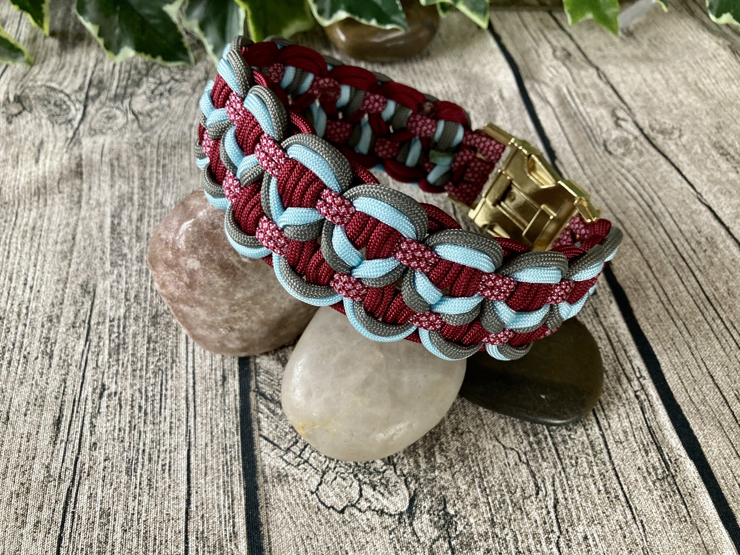 2023-11-17 11.51.21 Breites Hundehalsband aus handgeflochtenem Paracord in Farbkombi HappyDay – Bild 2