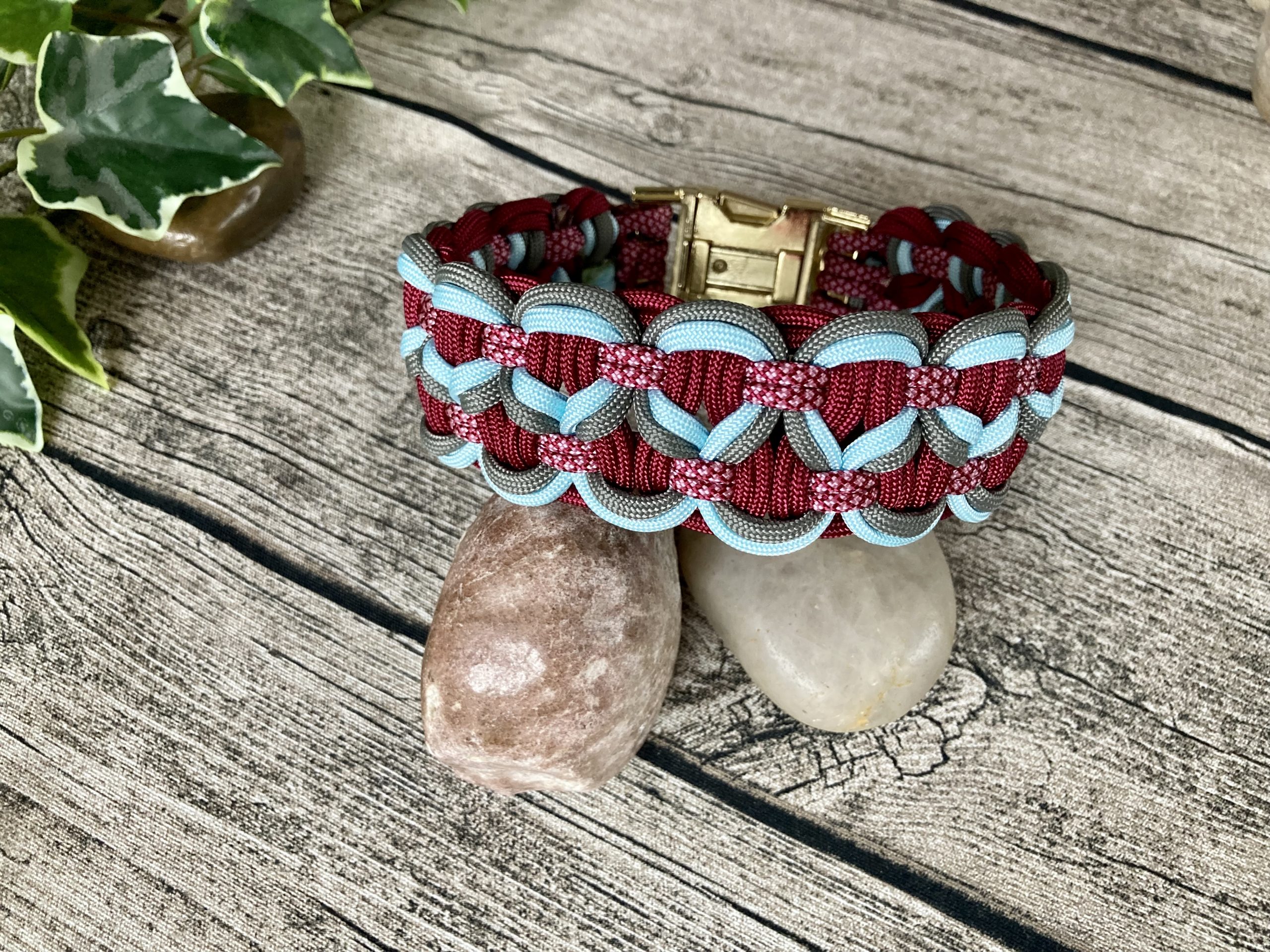 2023-11-17 11.52.24 Breites Hundehalsband aus handgeflochtenem Paracord in Farbkombi HappyDay – Bild 3