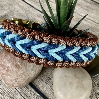 Breites Hundehalsband aus handgeflochtenem Paracord in Farbkombi BlueberryMuffin, personalisierbar