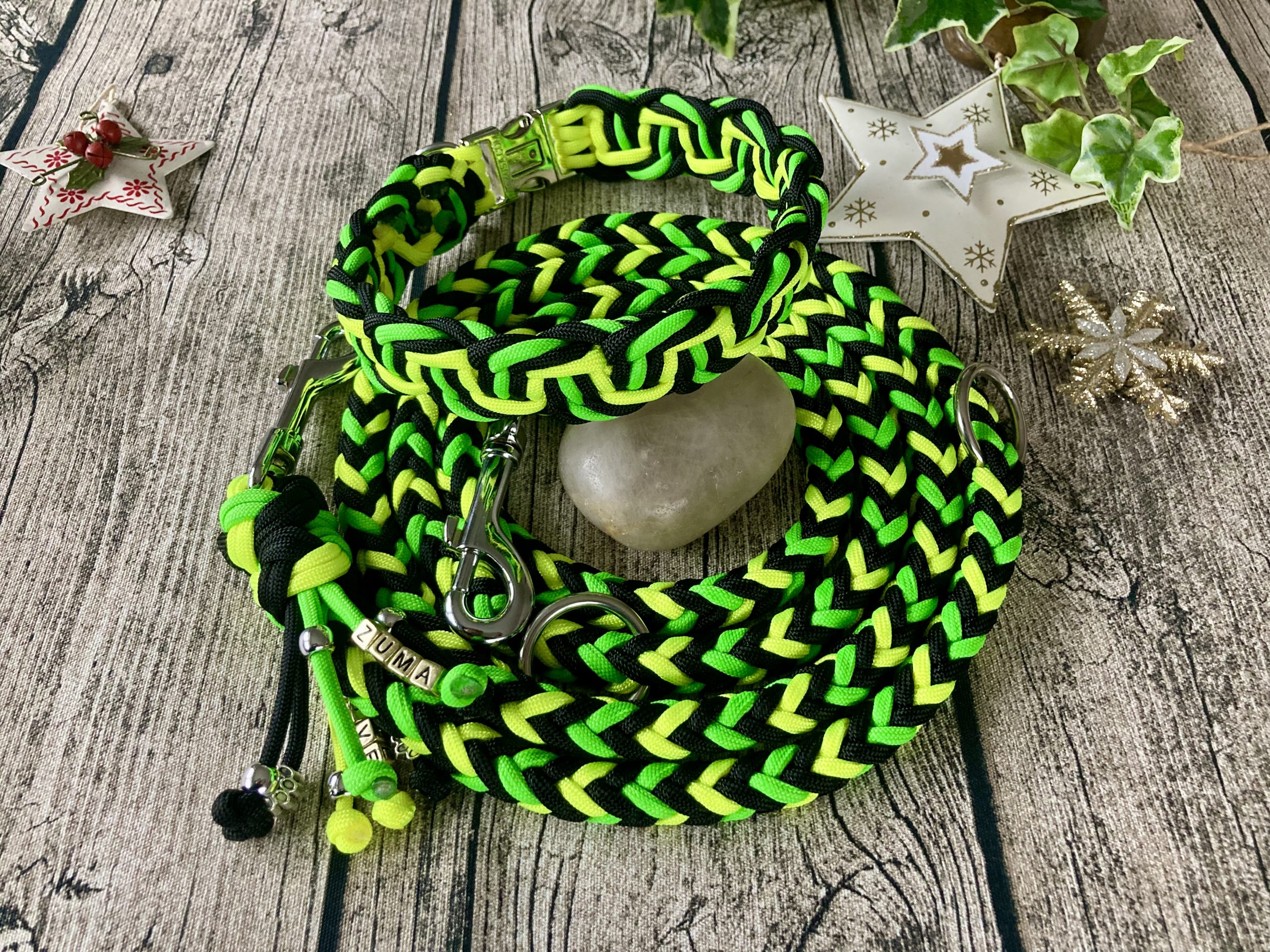 2023-11-25 13.56.47-1 Hundeleine / Führleine aus handgeflochtenem Paracord in Farbkombi NeonSnake, verstellbar, verschiedene Längen – Bild 4