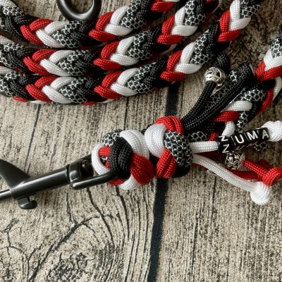 Hundeleine / Führleine aus handgeflochtenem Paracord in Farbkombi Schwarz/weiß/Rot, verstellbar, verschiedene Längen