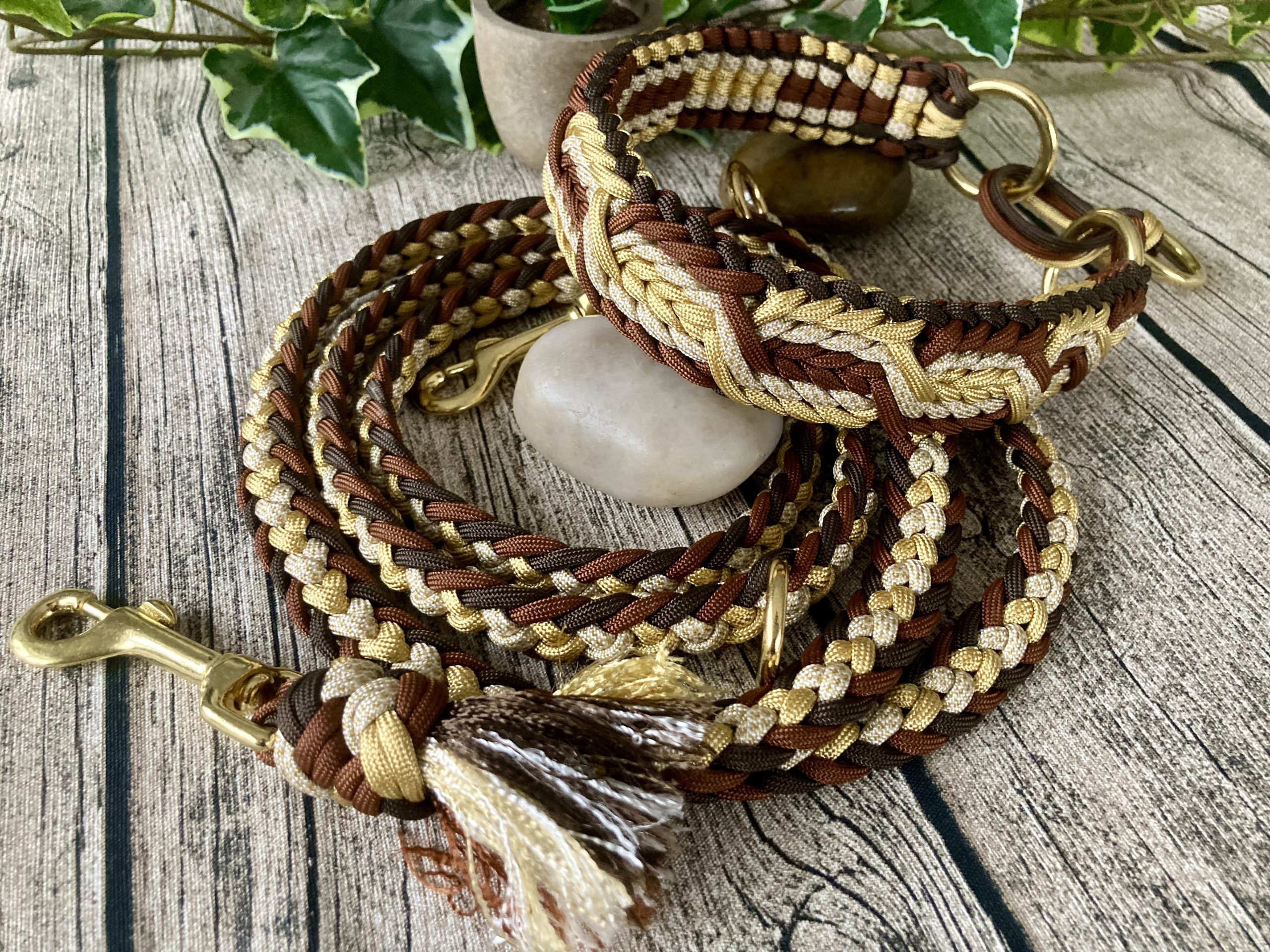 Breites Hundehalsband aus handgeflochtenem Paracord in Farbkombi Gold/Brown – Bild 4