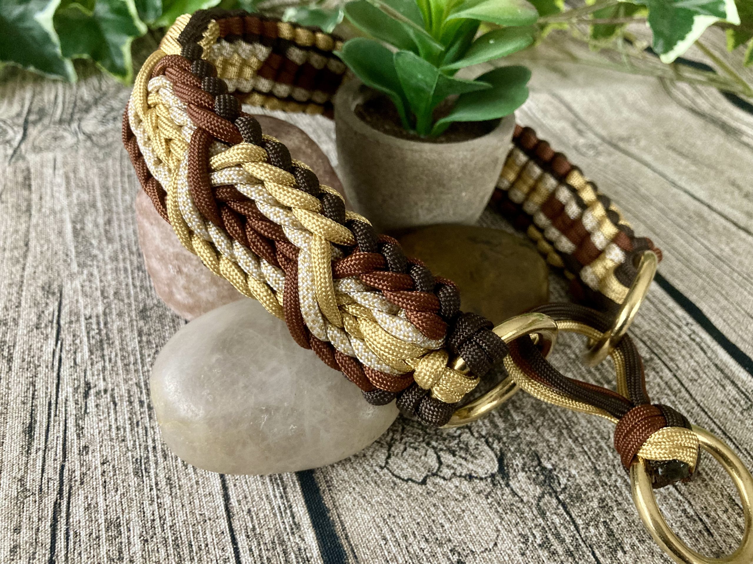 Breites Hundehalsband aus handgeflochtenem Paracord in Farbkombi Gold/Brown – Bild 2