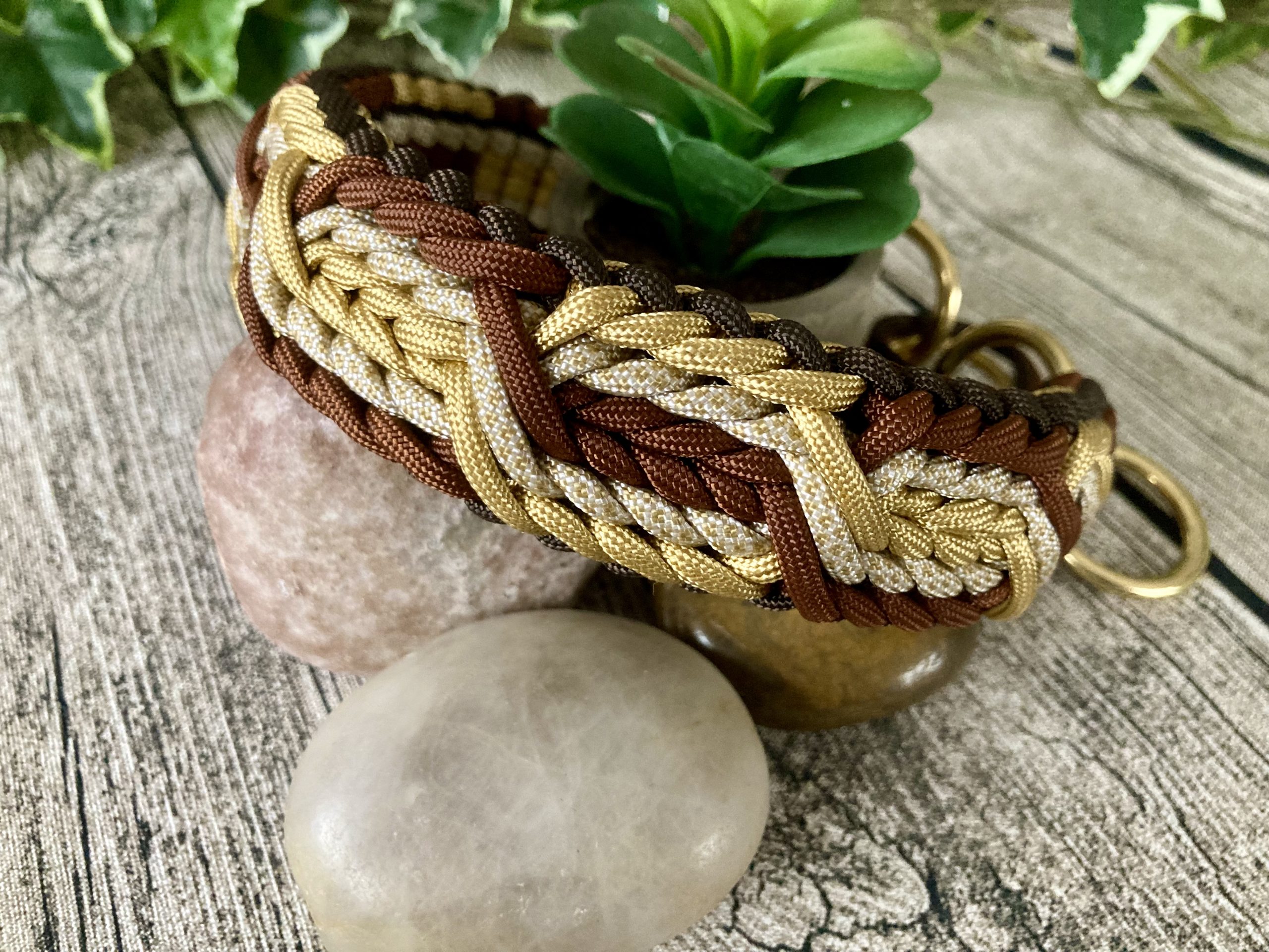 Breites Hundehalsband aus handgeflochtenem Paracord in Farbkombi Gold/Brown