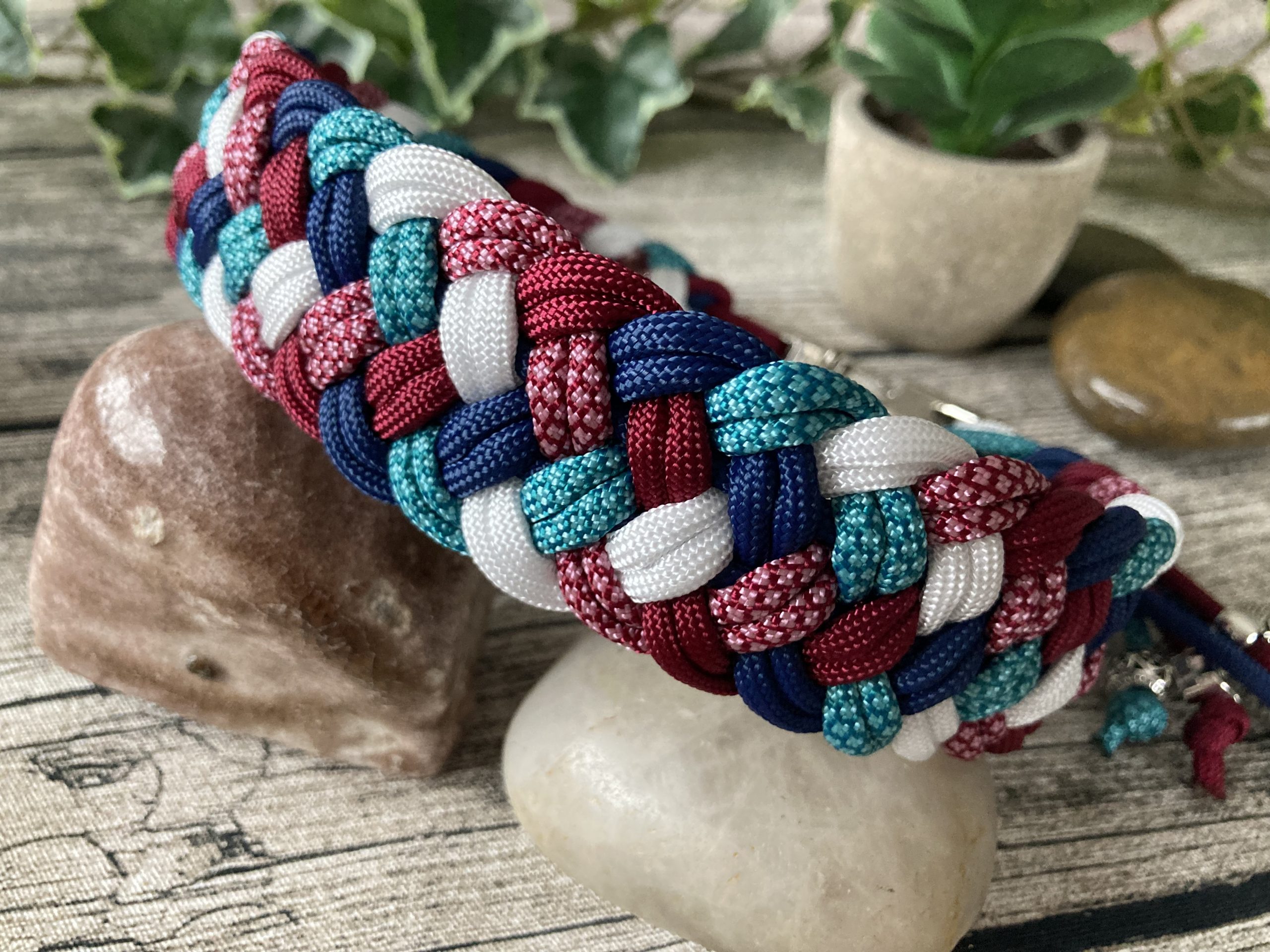 Breites Hundehalsband aus handgeflochtenem Paracord in Farbkombi WinterFlame