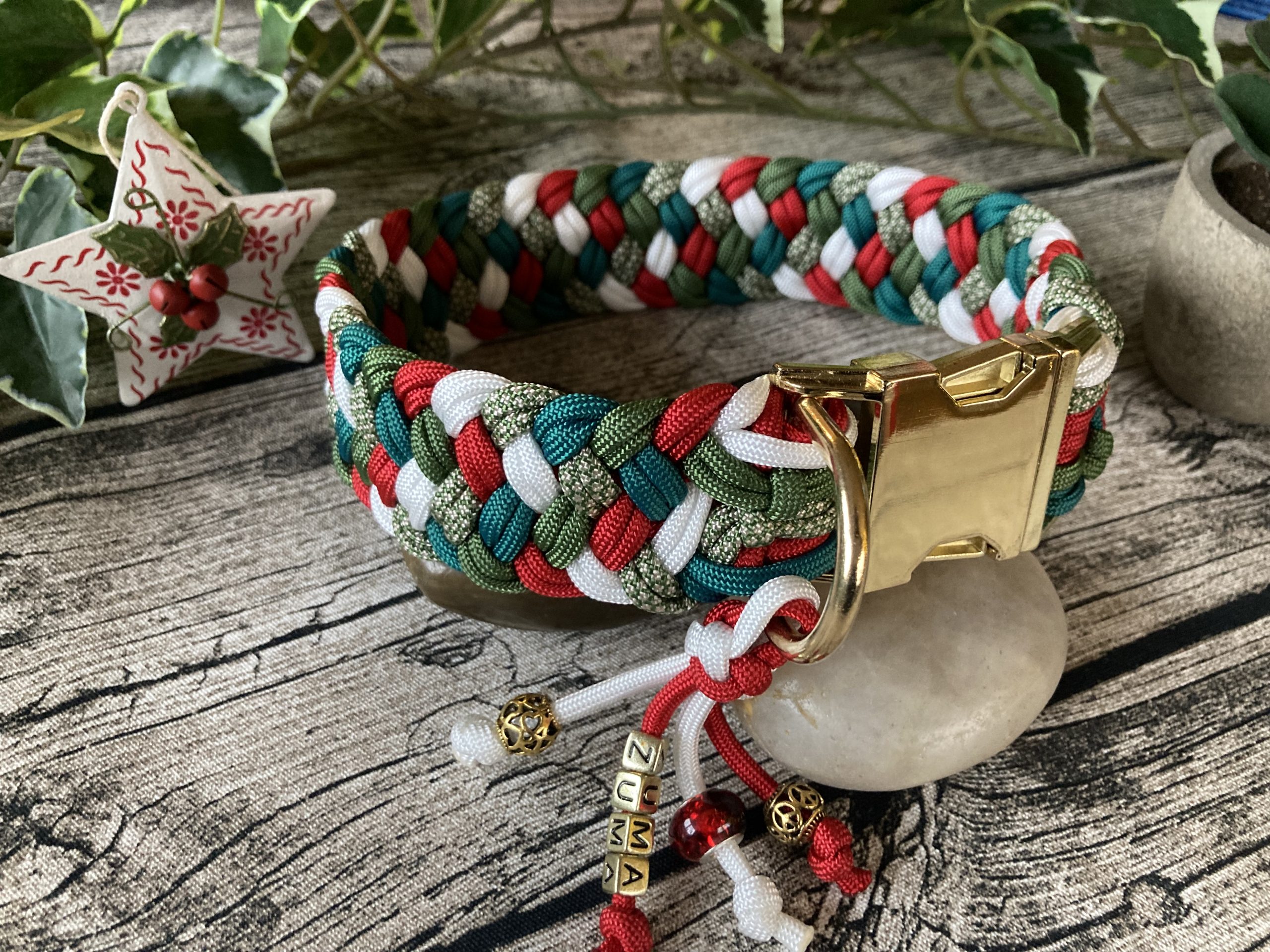 2023-12-21 14.27.38 Breites Hundehalsband aus handgeflochtenem Paracord in Farbkombi Christmas – Bild 3