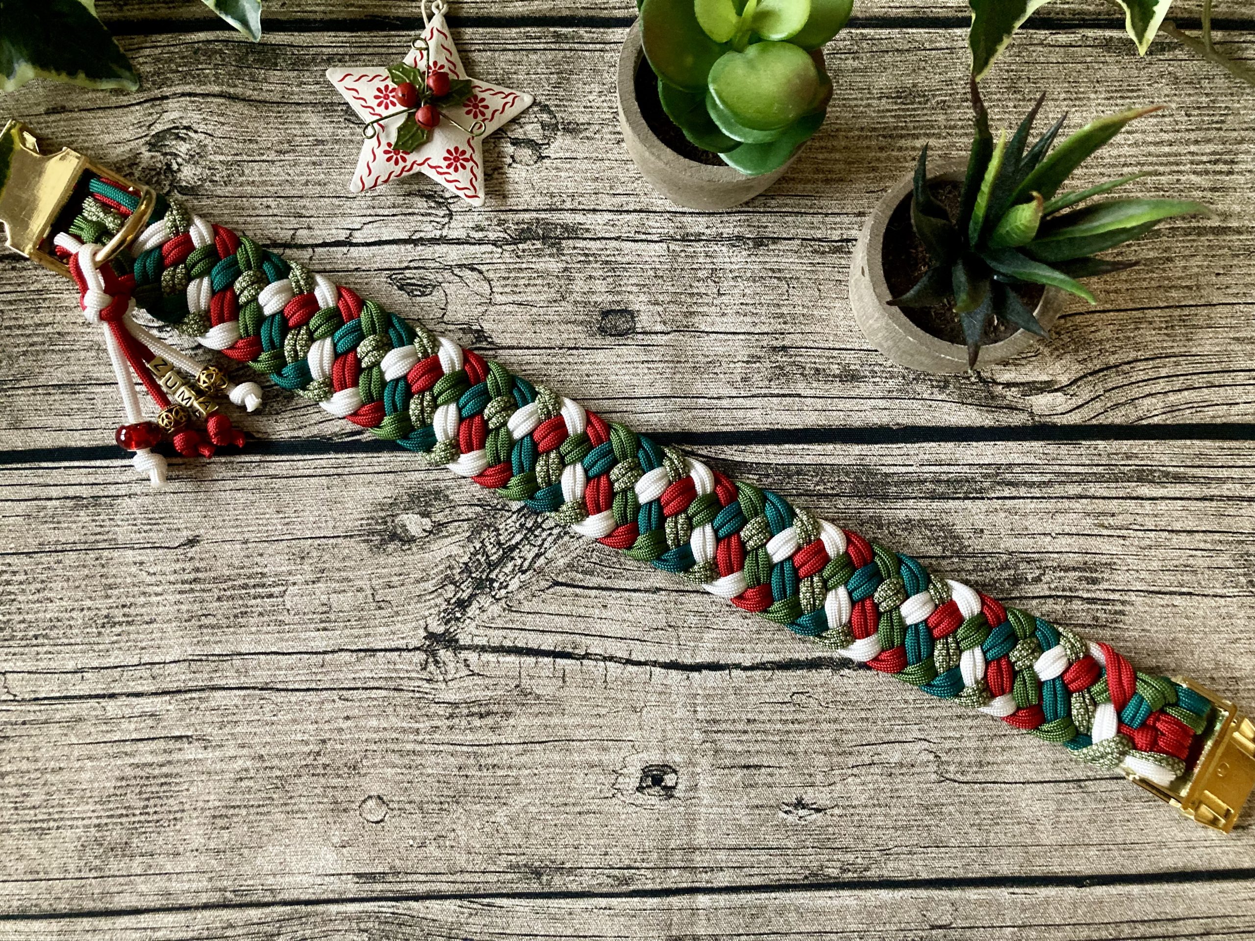 2023-12-21 14.29.31 Breites Hundehalsband aus handgeflochtenem Paracord in Farbkombi Christmas – Bild 4