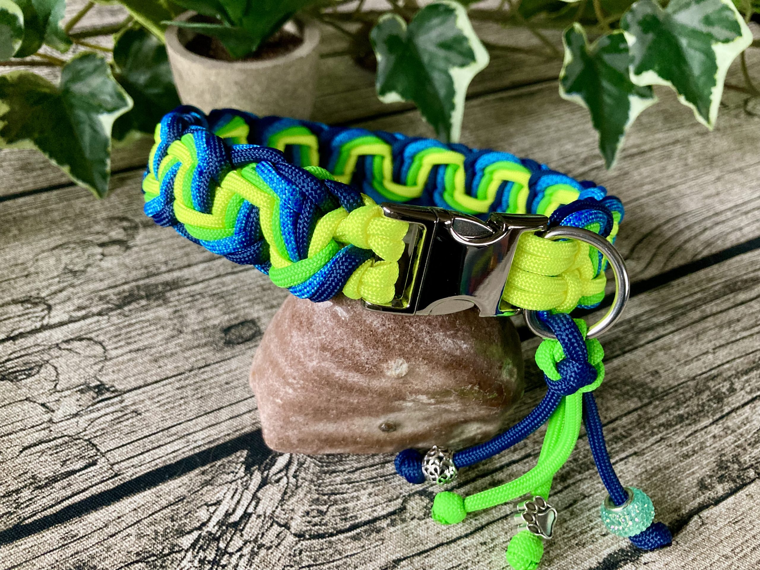 2024-01-03 14.19.13 Hundehalsband aus handgeflochtenem Paracord in Farbkombi BrightSide – Bild 2