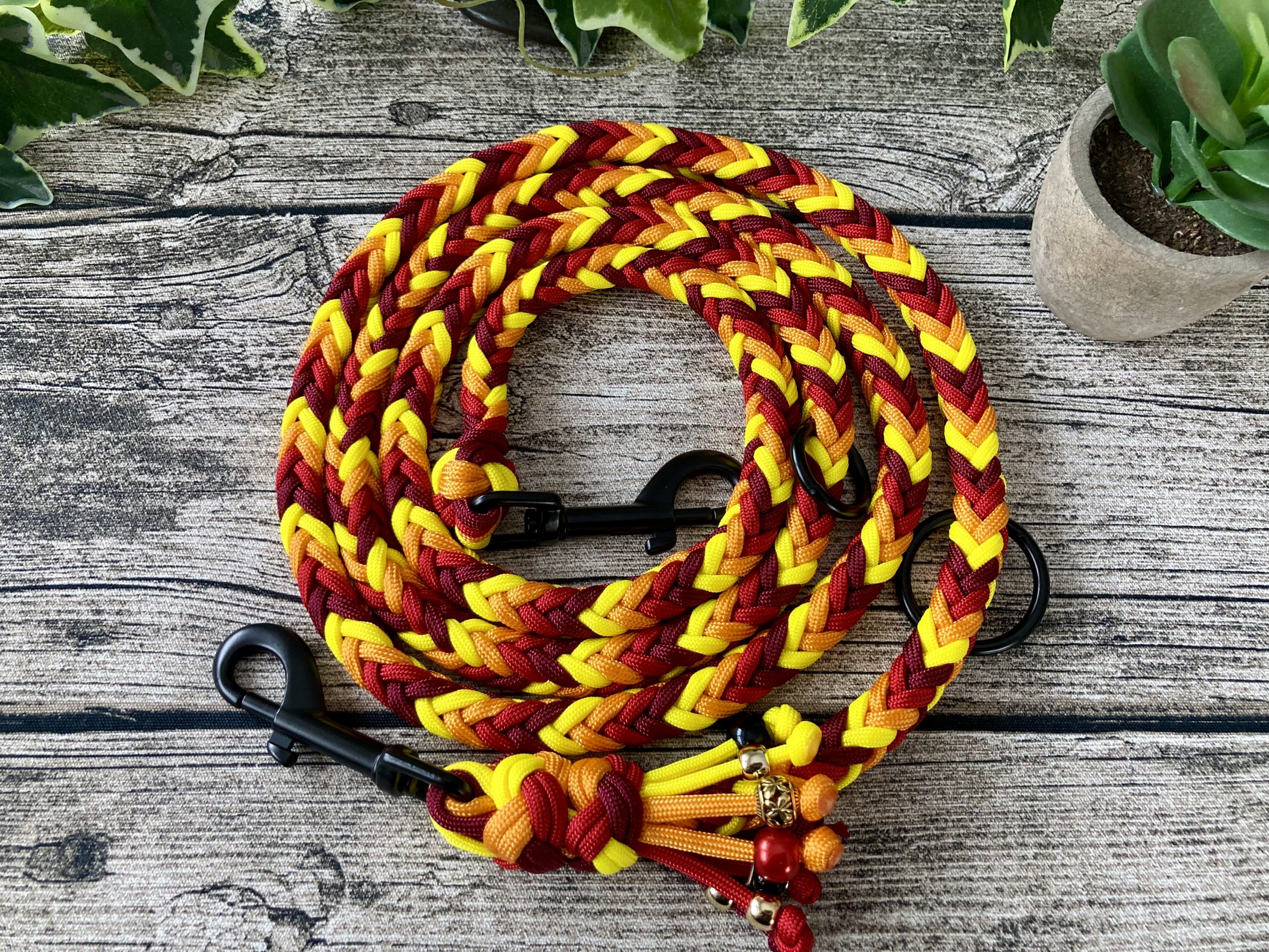 2024-01-17 12.22.33 Hundeleine / Führleine aus handgeflochtenem Paracord in Farbkombi FireStorm, verstellbar, verschiedene Längen – Bild 2