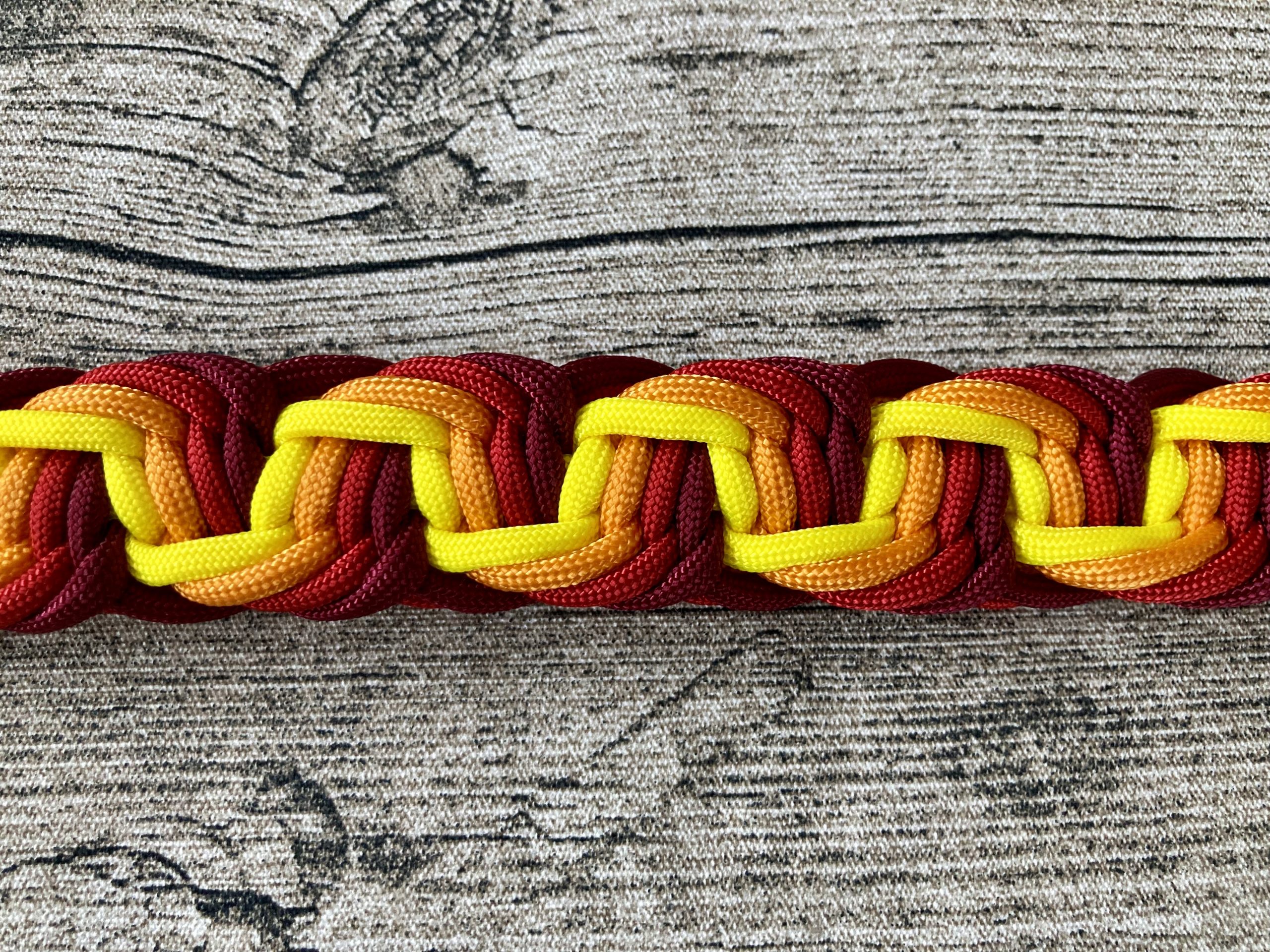 2024-01-17 12.28.05 Hundehalsband aus handgeflochtenem Paracord in Farbkombi FireStorm – Bild 4