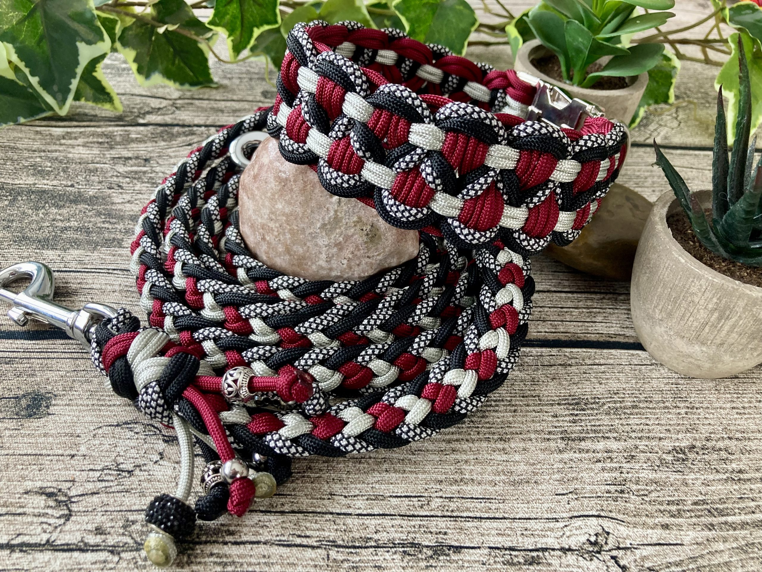 2024-01-17 12.35.24 Breites Hundehalsband aus handgeflochtenem Paracord in Farbkombi RegalRed – Bild 5