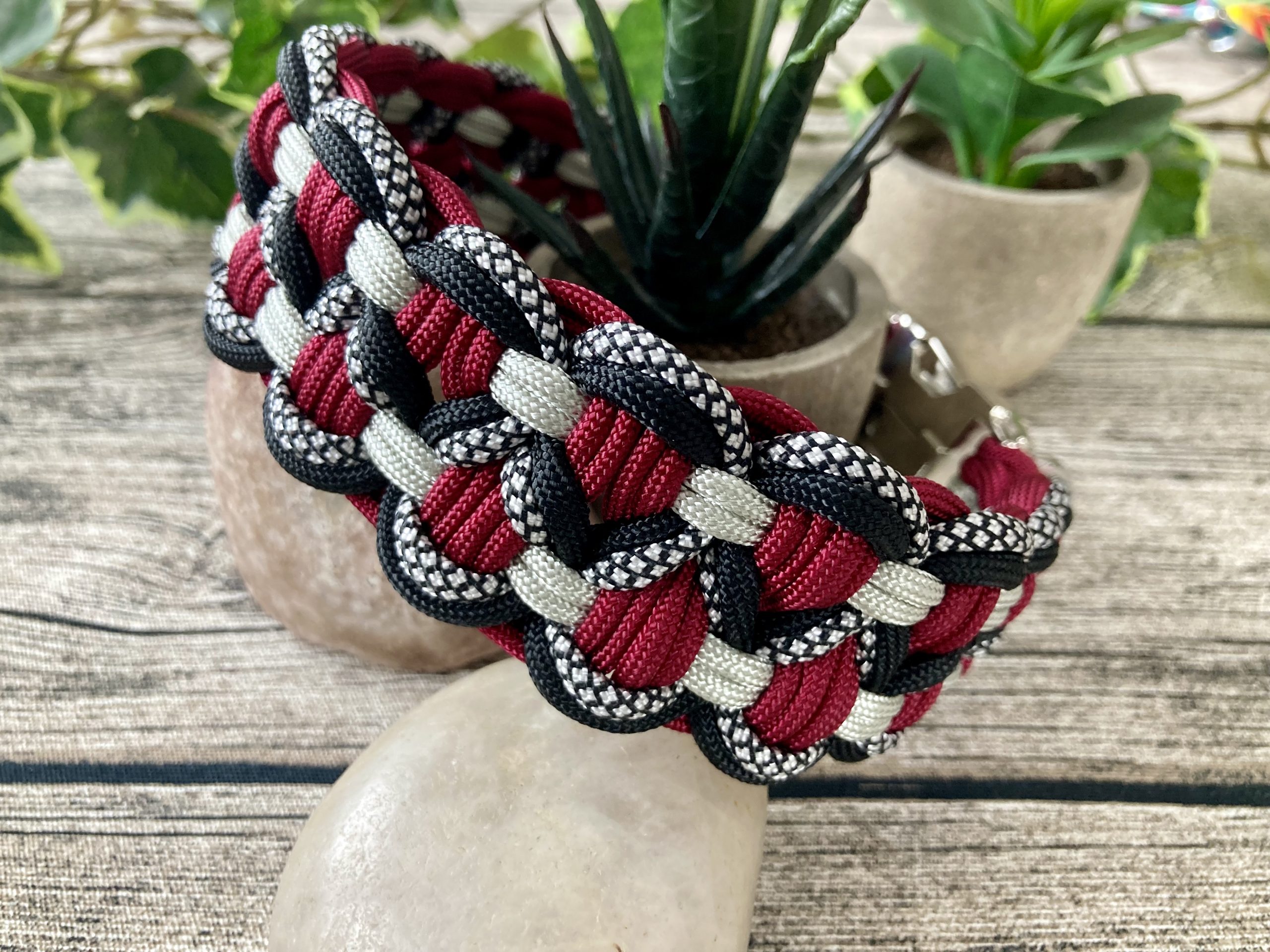 2024-01-17 12.36.18 Breites Hundehalsband aus handgeflochtenem Paracord in Farbkombi RegalRed