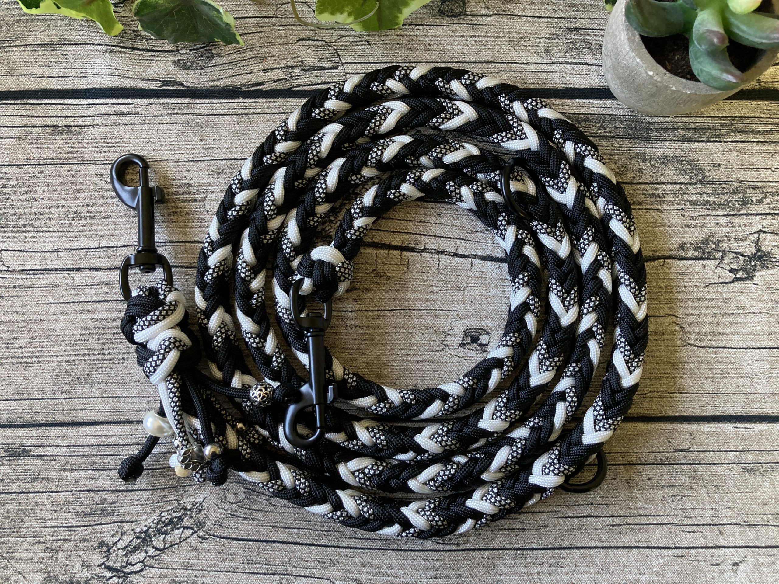 Hundeleine / Führleine aus handgeflochtenem Paracord in Farbkombi Black&White, verstellbar, verschiedene Längen – Bild 2