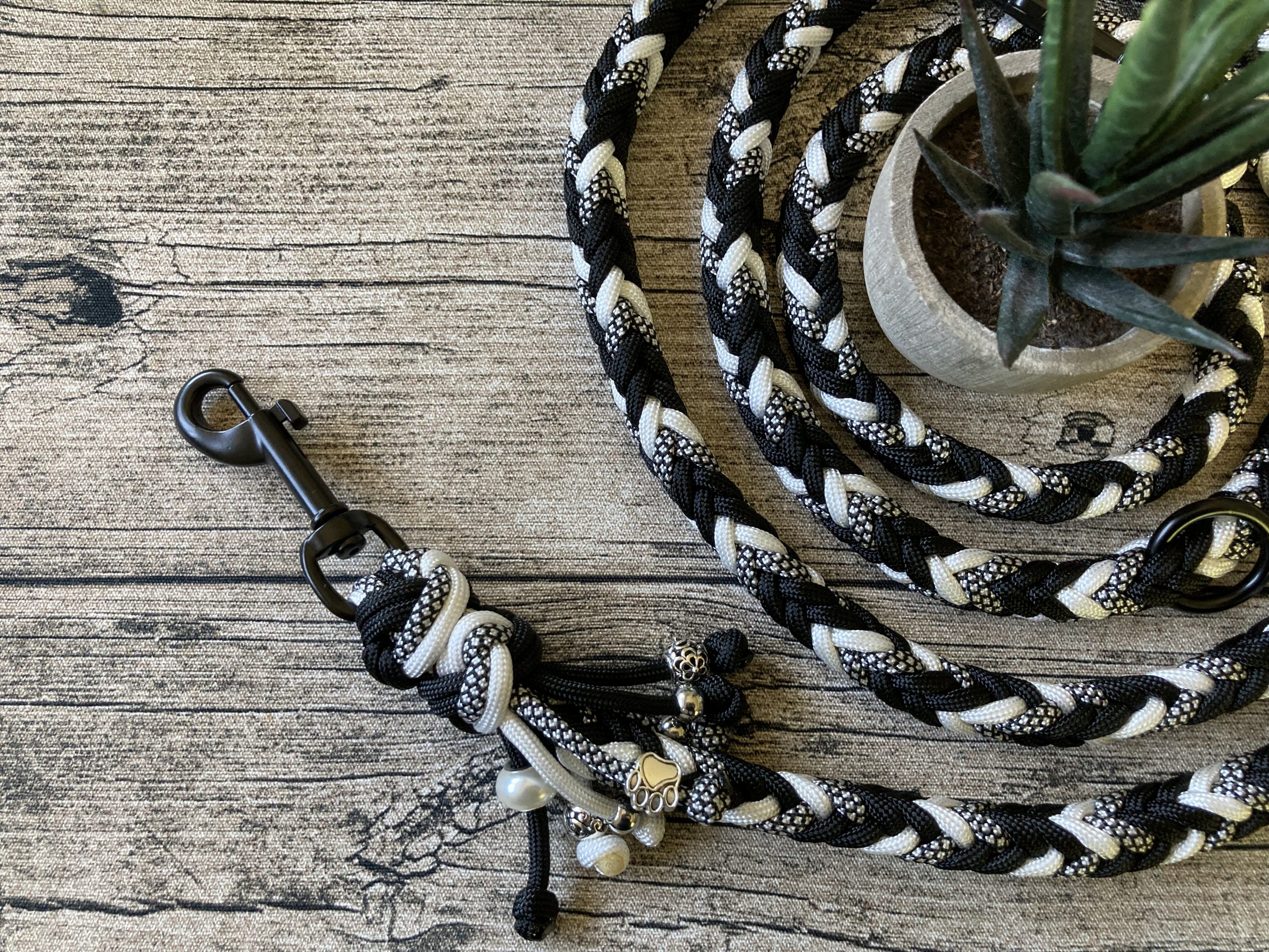 Hundeleine / Führleine aus handgeflochtenem Paracord in Farbkombi Black&White, verstellbar, verschiedene Längen