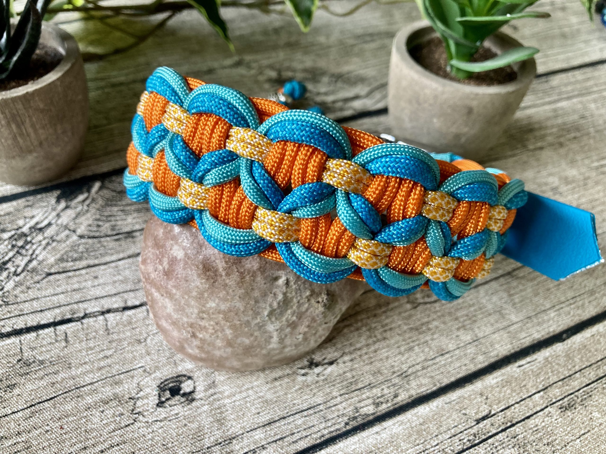 2024-06-17 13.52.59 Breites Hundehalsband aus handgeflochtenem Paracord in Farbkombi SummerSky