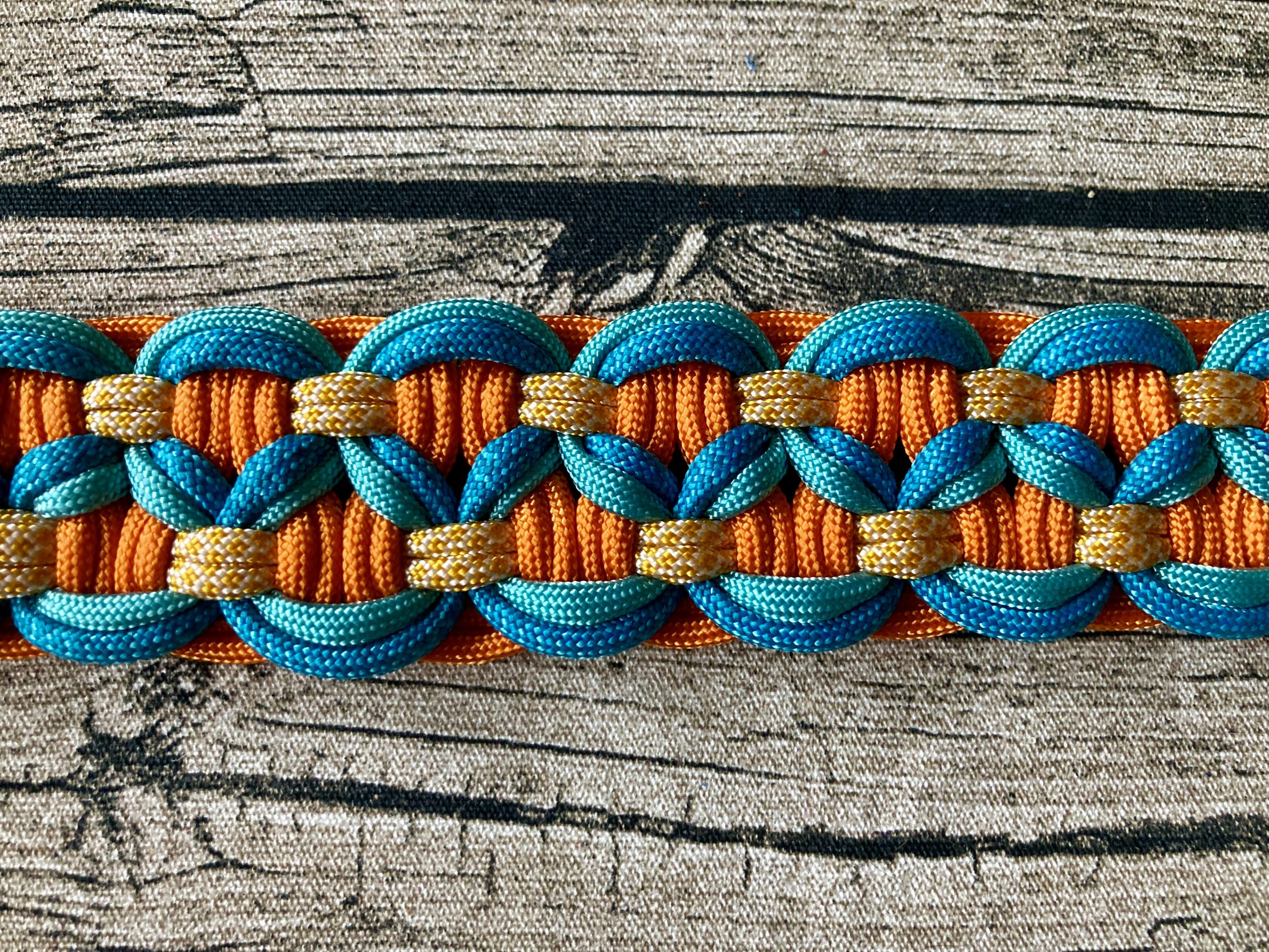 2024-06-17 16.55.48 Breites Hundehalsband aus handgeflochtenem Paracord in Farbkombi SummerSky – Bild 4