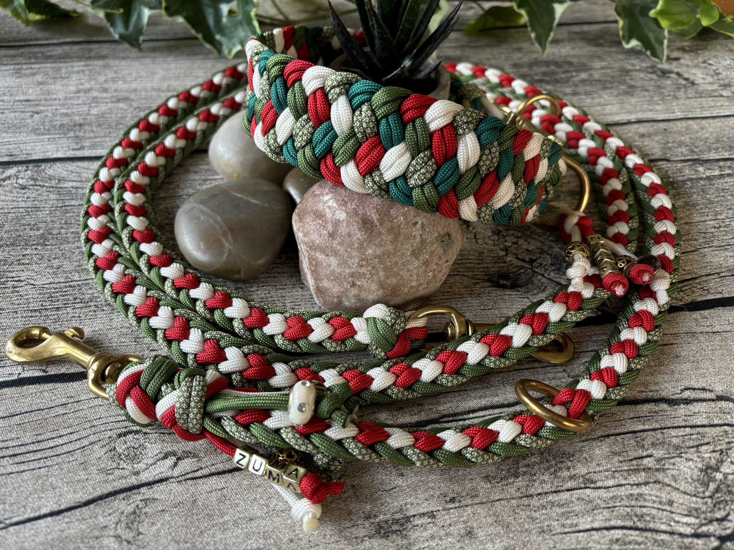 2024-10-23 13.02.44 Breites Hundehalsband aus handgeflochtenem Paracord in Farbkombi Christmas – Bild 2