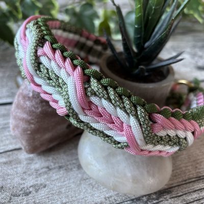 Breites Hundehalsband aus handgeflochtenem Paracord in Farbkombi RosePetal