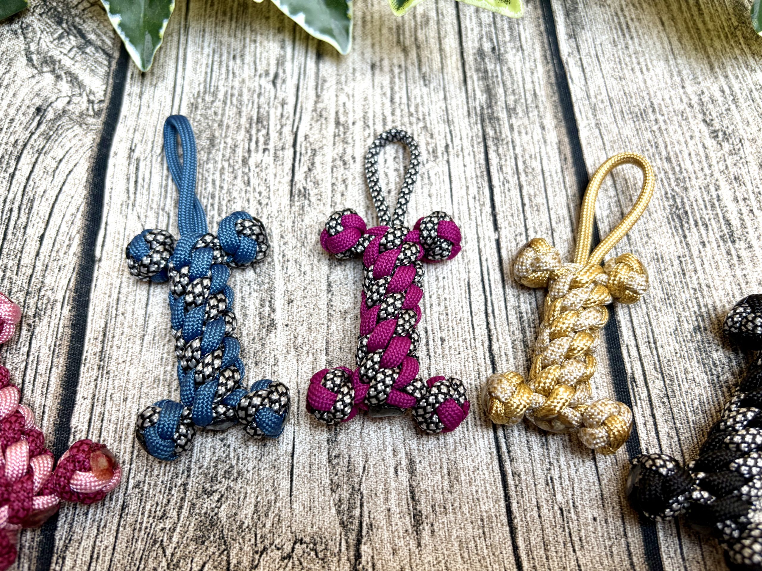 schlüsselanhänger/taschenbaumler in knochenform handgeflochten aus paracord, personalisierbar schlüsselanhänger/taschenbaumler in knochenform handgeflochten aus paracord, personalisierbar
