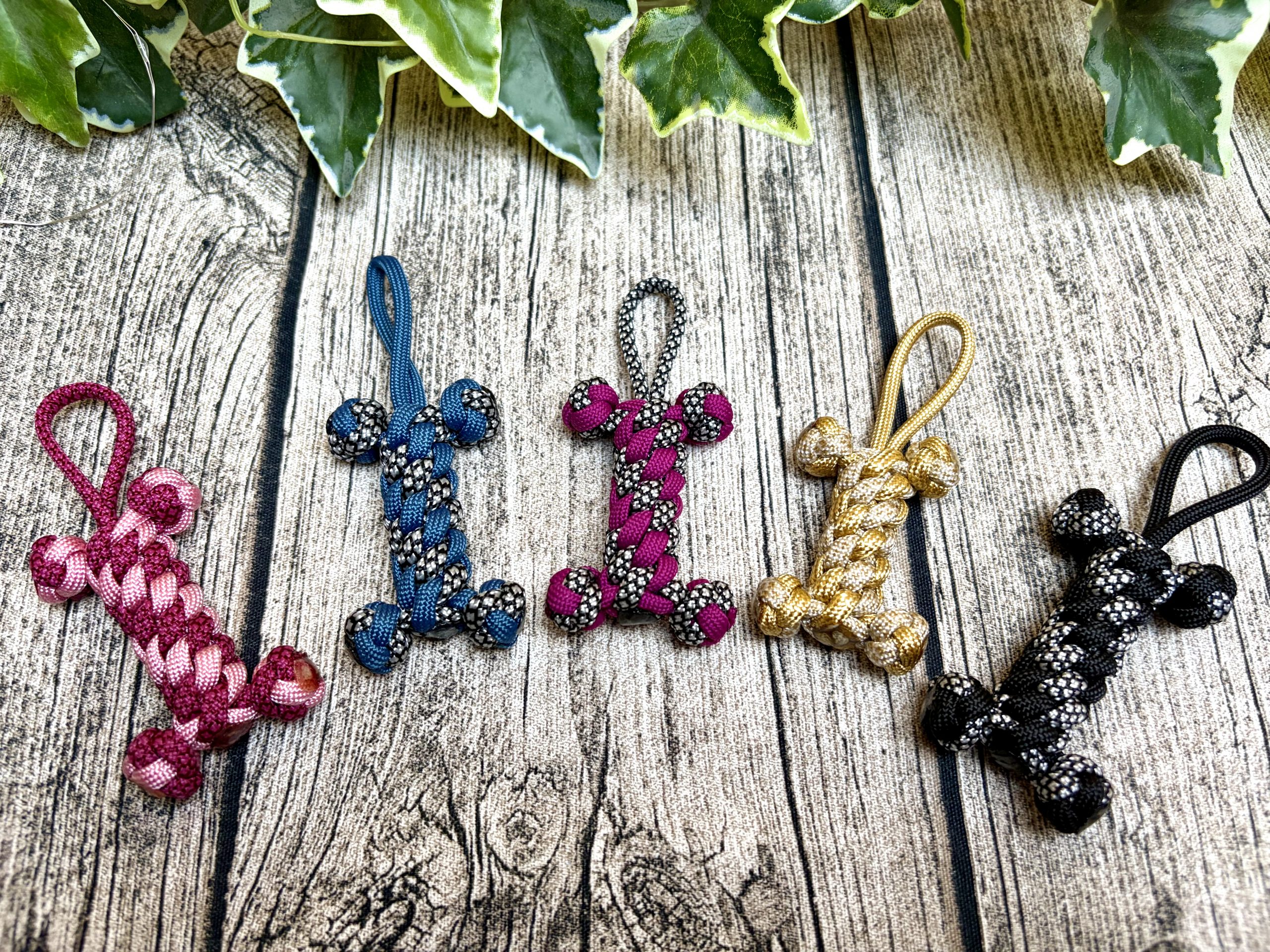 schlüsselanhänger/taschenbaumler in knochenform handgeflochten aus paracord, personalisierbar schlüsselanhänger/taschenbaumler in knochenform handgeflochten aus paracord, personalisierbar